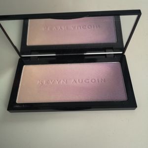 Kevyn Aucoin highlighter in Ibiza